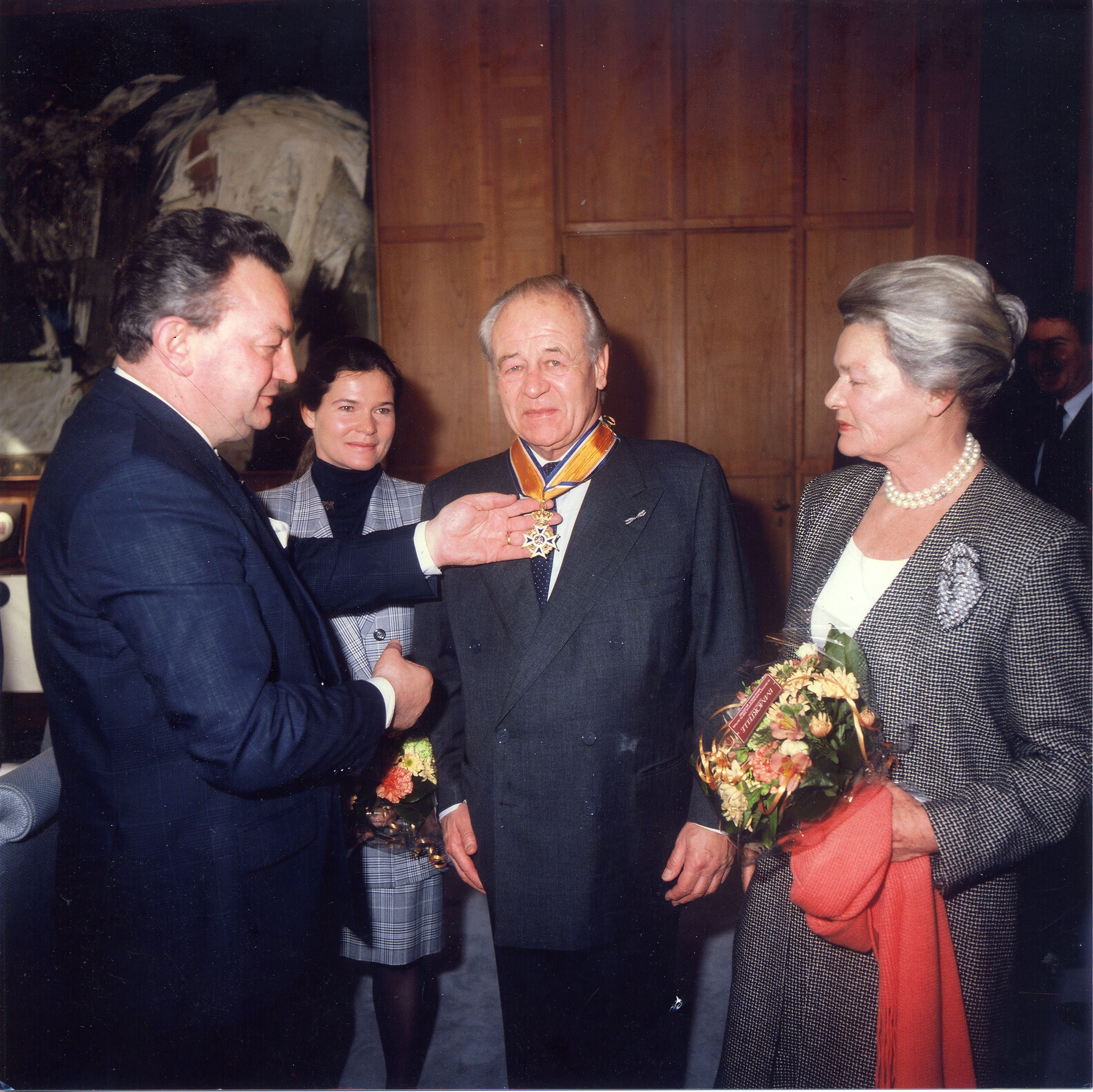 Alfred Henry (Freddy) Heineken ontvangt de onderscheiding van Commandeur in de Orde van Oranje-Nassau van minister Braks, 1989