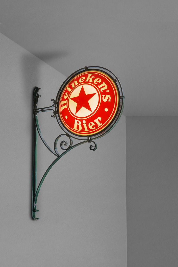 Ronde lichtbak met rode ster en omschrift 'Heineken's Bier', 1950 - 1959