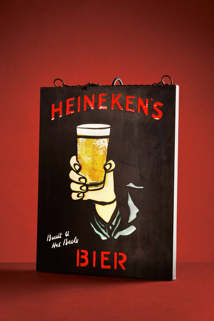 Zwarte lichtbak 'Heineken's Biedt U het beste bier', ca. 1940