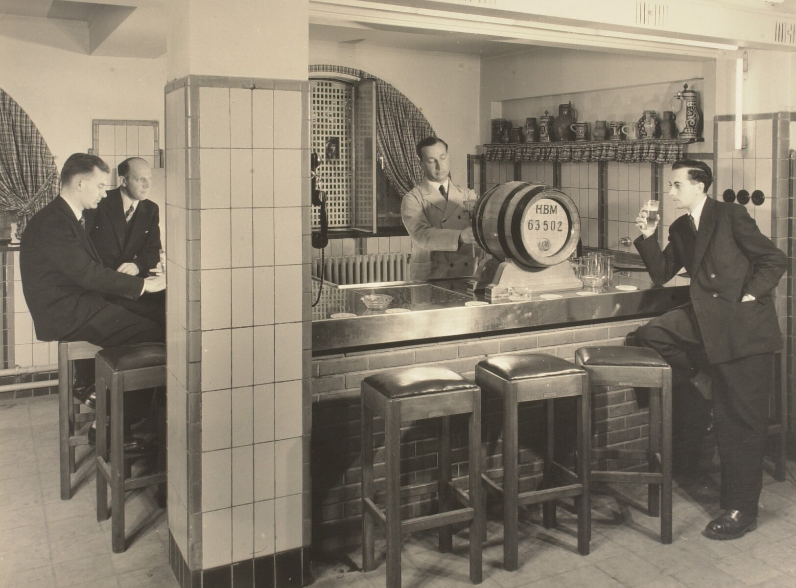Medewerkers van Heineken Rotterdam in de Raadskelder, 1951