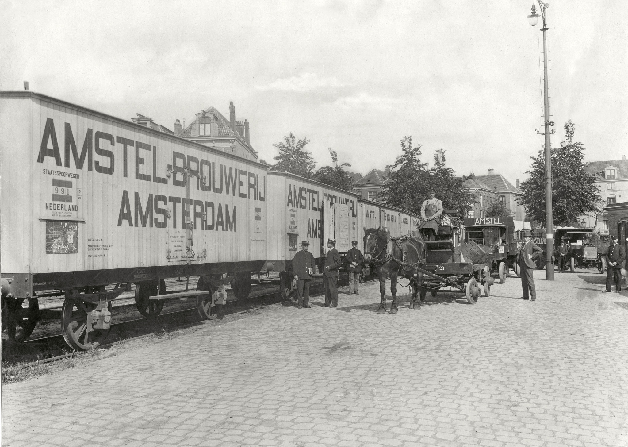 Bierwagens van de Amstel-brouwerij bij de Amsterdamse Weesperpoort, 1917