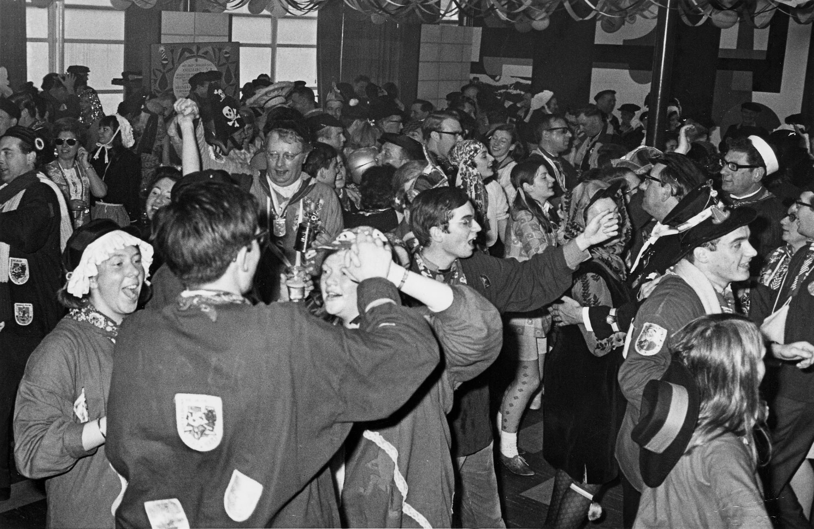 Het Zuiden, Carnaval bij de Heineken-brouwerij in Den Bosch, 1970m-, zwart-witfoto, 11,6 x 17,8cm