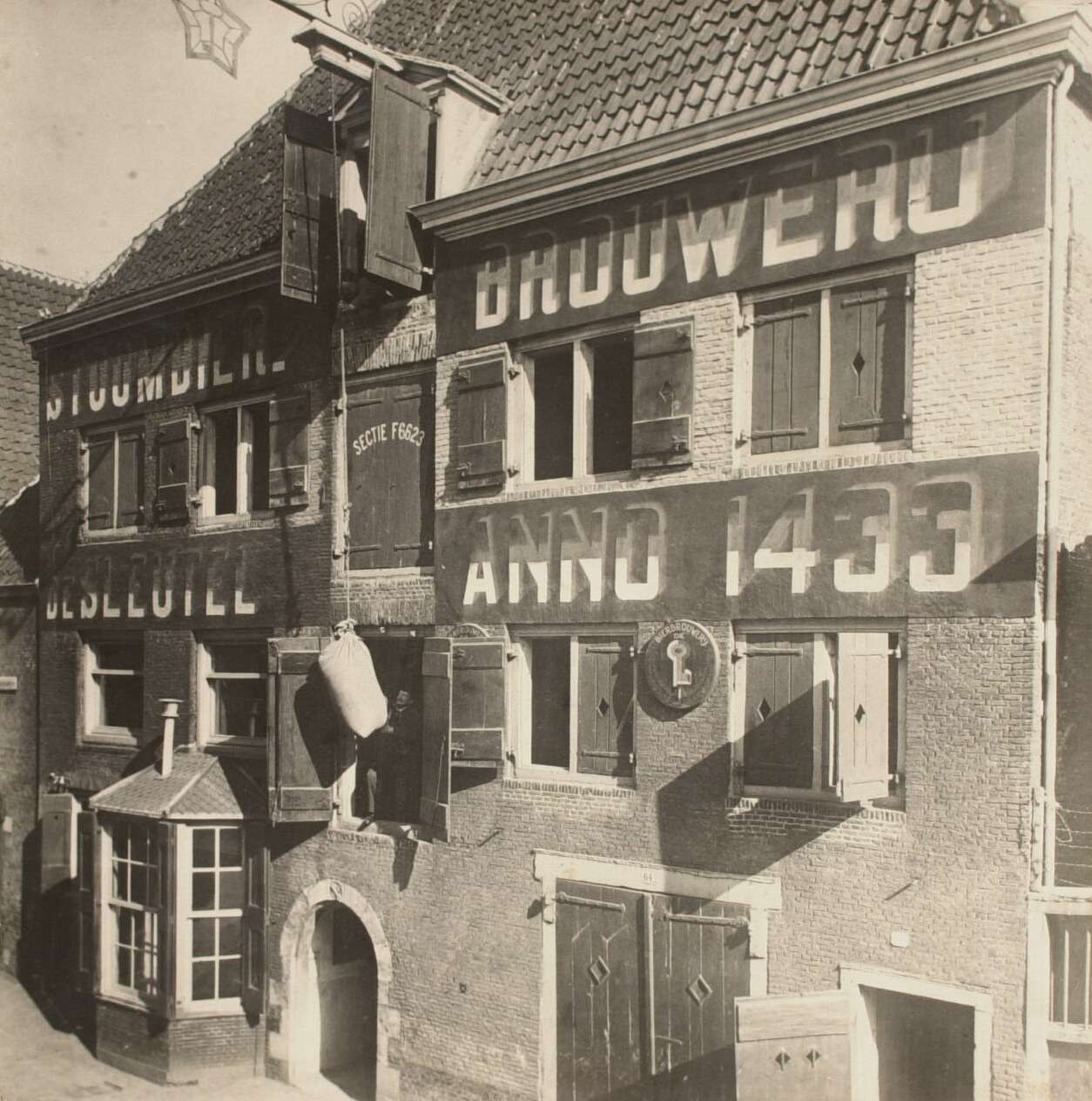 The building of De Sleutel in Dordrecht, c. 1900
